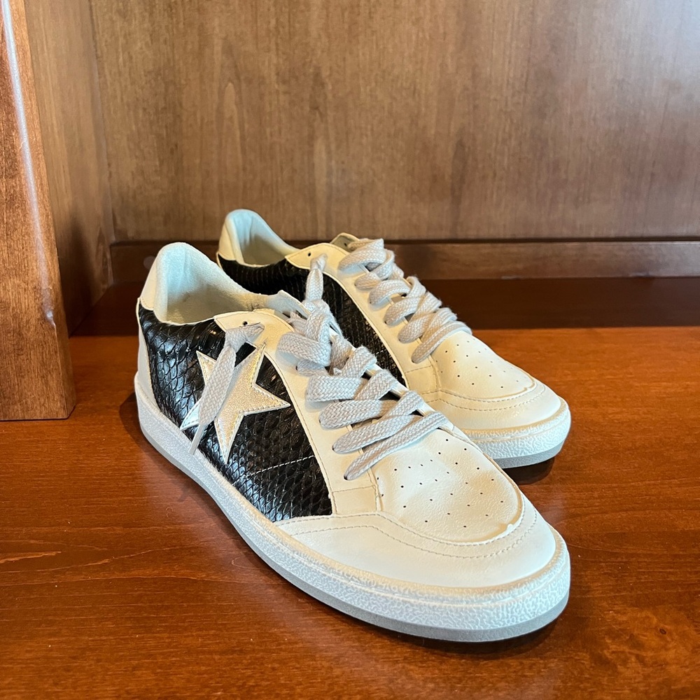 Paz Black Snake Shushop Sneaker: Black, White, and Silver color. Size 10